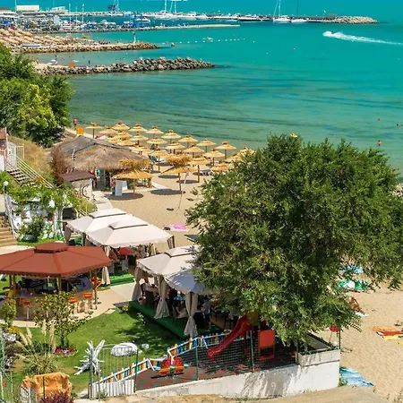 Triumph Holiday Village شقة