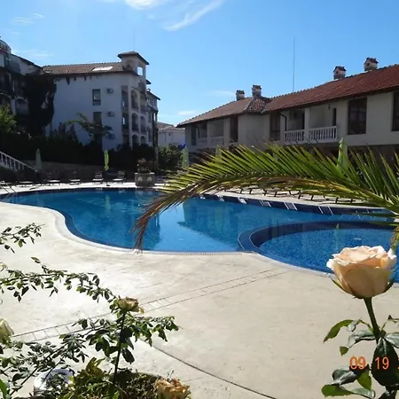 شقة Triumph Holiday Village *